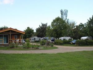 Campings Mobil-home confortable avec terrasse pour 6 personnes - API-1-52-543 : photos des chambres