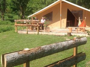 Campings Mobil-home confortable avec terrasse pour 6 personnes - API-1-52-543 : photos des chambres