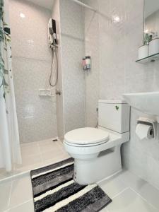 Modern 1BR Condo Bangtao Pool,Gym, Wifi Walk to Shops and Beach