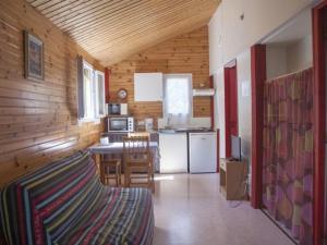 Chalet cosy avec terrasse à Naucelle - Emplacement idyllique - API-1-52-380