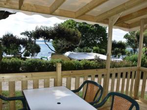 Campings Mobil home confortable pour 5 pers, terrasse, cuisine equipee - API-1-52-424 : photos des chambres