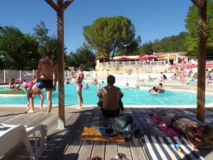 Campings Mobil home avec terrasse pour 4 personnes - API-1-52-470 : photos des chambres