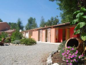 Campings Mobil-home spacieux avec terrasse pour 6 personnes a Saint-Maime - API-1-52-487 : photos des chambres