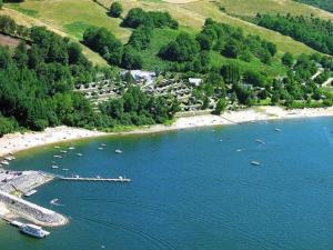 Campings Cottage au bord du lac avec terrasse, ideal pour 5 personnes - API-1-52-726 : photos des chambres