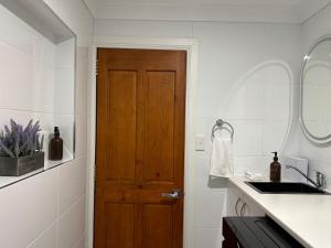 Spacious 4BR Home Walk to Wollongong Uni