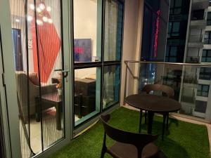 BGC One Uptown 2bedroom with balcony and 1 free parking