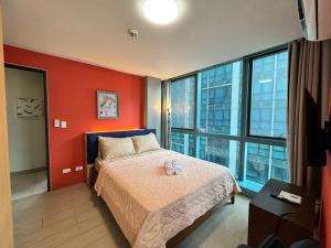 BGC One Uptown 2bedroom with balcony and 1 free parking