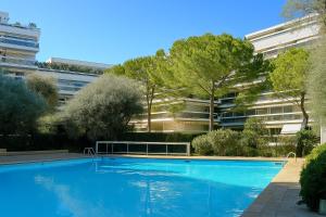 Appartement ensoleillé avec grande terrasse plein sud & piscine, à deux pas des plages et du centre