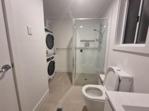 3BR Home 5 mins walk to Uni, free parking, AC