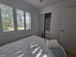 3BR Home 10 mins walk to Uni, free parking, AC