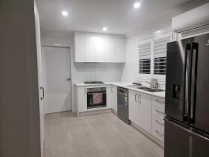 3BR Home 5 mins walk to Uni, free parking, AC