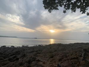Koh Samed Lungdam Hutbeach เกาะเสม็ดลุงดำฮัทบีช
