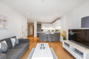 Chic Luxury Apt Gym Balcony 5min to Stadium & Tube