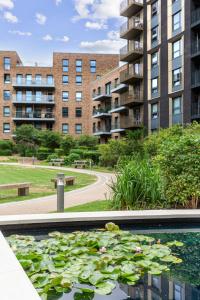 Chic Luxury Apt Gym Balcony 5min to Stadium & Tube