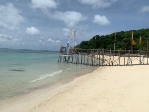 Koh Samed Lungdam Hutbeach เกาะเสม็ดลุงดำฮัทบีช