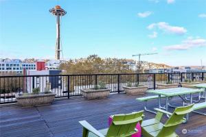 Modern 2Br-2Ba Belltown Condo with Free Garage Parking