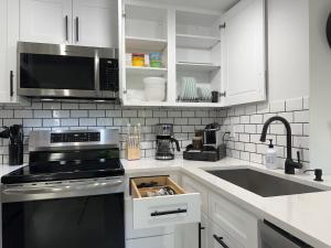 Modern 2Br-2Ba Belltown Condo with Free Garage Parking