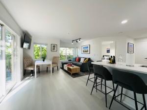 Modern 2Br-2Ba Belltown Condo with Free Garage Parking