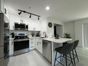 Modern 2Br-2Ba Belltown Condo with Free Garage Parking