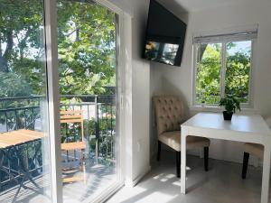 Modern 2Br-2Ba Belltown Condo with Free Garage Parking