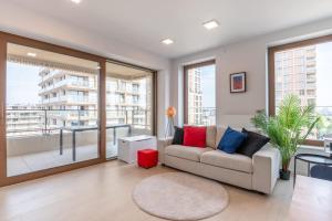 Perfectly situated condo with amazing views