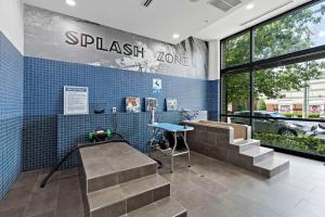 Urban Comfort 1BD Sleeps 6 DT 5 Min Gym & Parking