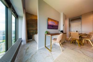 OLSZYNKI PARK 1- High-End Luxury Apartment with View, City Centre by StayNest