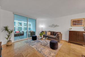Amazing unit location with amenities & parking