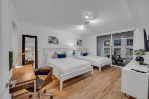 Amazing unit location with amenities & parking