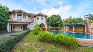 Sundrenched Oasis 7bed pool villa heart of Phuket