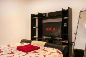 City Centre - One Bedroom Apartment in Thurland Street - with Balcony and Skyline Views - Cook as you would at Home - Parking for Cars or Vans from Five Pounds a Day