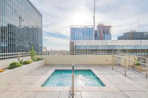 Bright & Stylish 2BR High-Rise Pool Gym Access