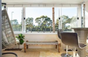 Stylish 3 Beds Apartment by awshost