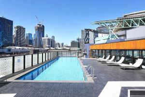 Modern 2BR Apt at Marvel Stadium with Parking & Rooftop Pool