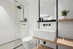 Modern 2BR Apt at Marvel Stadium with Parking & Rooftop Pool