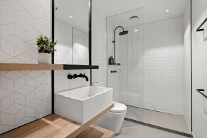 Modern 2BR Apt at Marvel Stadium with Parking & Rooftop Pool