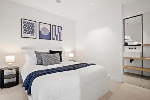 Modern 2BR Apt at Marvel Stadium with Parking & Rooftop Pool