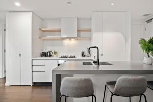 Modern 2BR Apt at Marvel Stadium with Parking & Rooftop Pool