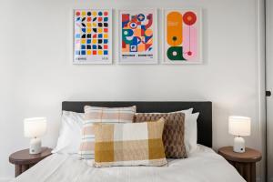 Modern 2BR Apt at Marvel Stadium with Parking & Rooftop Pool