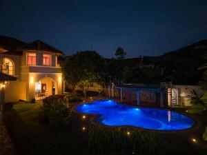 Sundrenched Oasis 7bed pool villa heart of Phuket