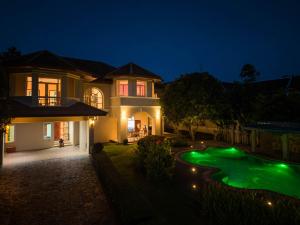 Sundrenched Oasis 7bed pool villa heart of Phuket