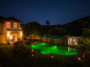 Sundrenched Oasis 7bed pool villa heart of Phuket