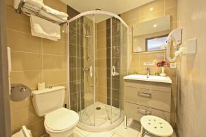 Hotels Logis Hotel Restaurant La Vieille Auberge, Art and Gallery : Chambre Double