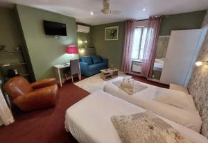 Hotels Logis Hotel Restaurant La Vieille Auberge, Art and Gallery : Chambre Familiale avec Douche 