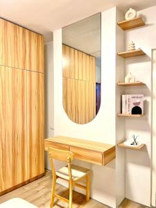 Reflective Woodscape- 1 Bedroom with Balcony