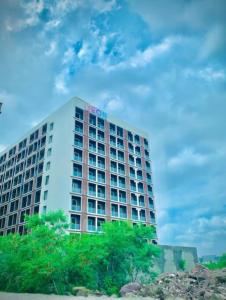 Neon - Royal Nest Aerotel with Pvt Balcony -1 km from Airport