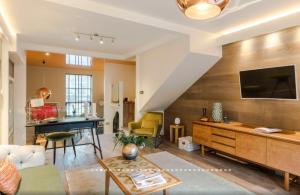 Neon Melody - Playful 2 Bedrooms by London Bridge