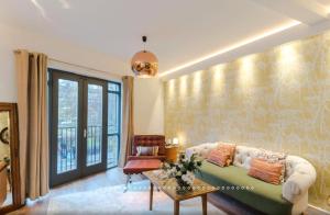 Neon Melody - Playful 2 Bedrooms by London Bridge