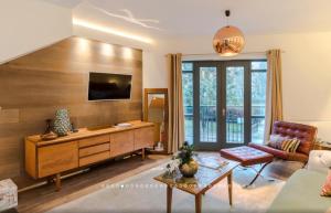 Neon Melody - Playful 2 Bedrooms by London Bridge