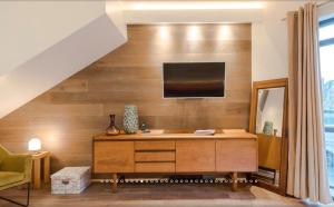 Neon Melody - Playful 2 Bedrooms by London Bridge